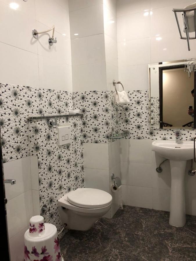 Zirakpur Hotel Wisteria -Main Highway Hotel المظهر الخارجي الصورة