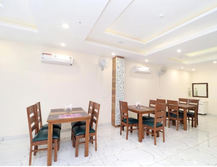 Zirakpur Hotel Wisteria -Main Highway Hotel المظهر الخارجي الصورة