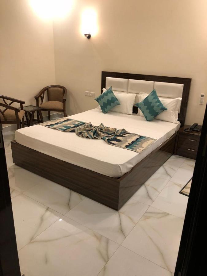 Zirakpur Hotel Wisteria -Main Highway Hotel المظهر الخارجي الصورة
