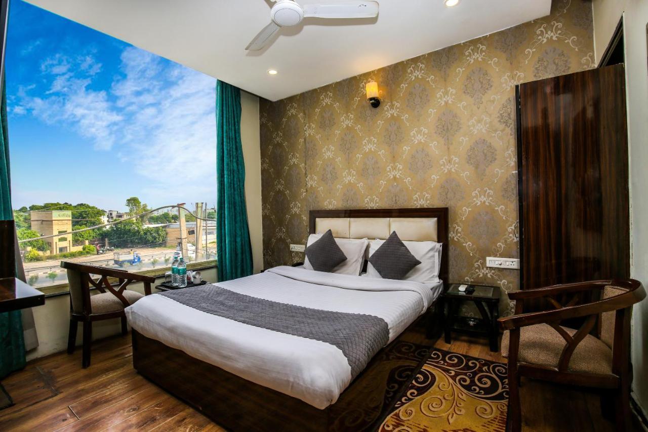 Zirakpur Hotel Wisteria -Main Highway Hotel المظهر الخارجي الصورة
