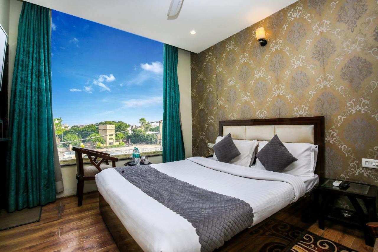 Zirakpur Hotel Wisteria -Main Highway Hotel المظهر الخارجي الصورة
